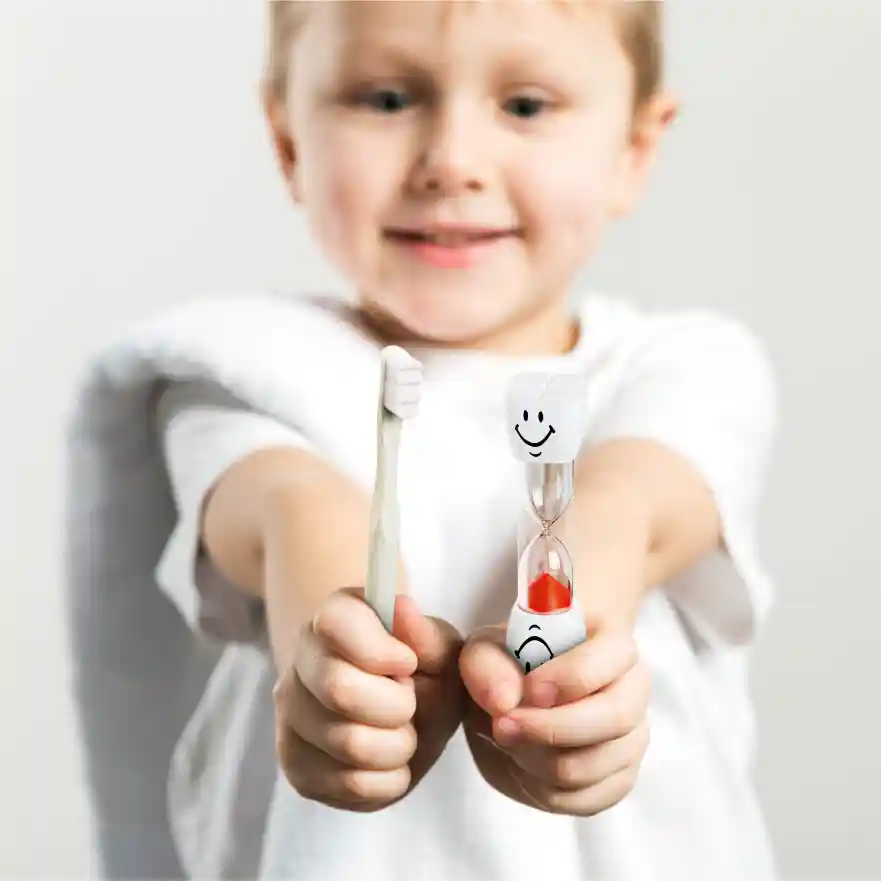 Fotografía de uso Amazon para cepillo infantil y reloj de arena