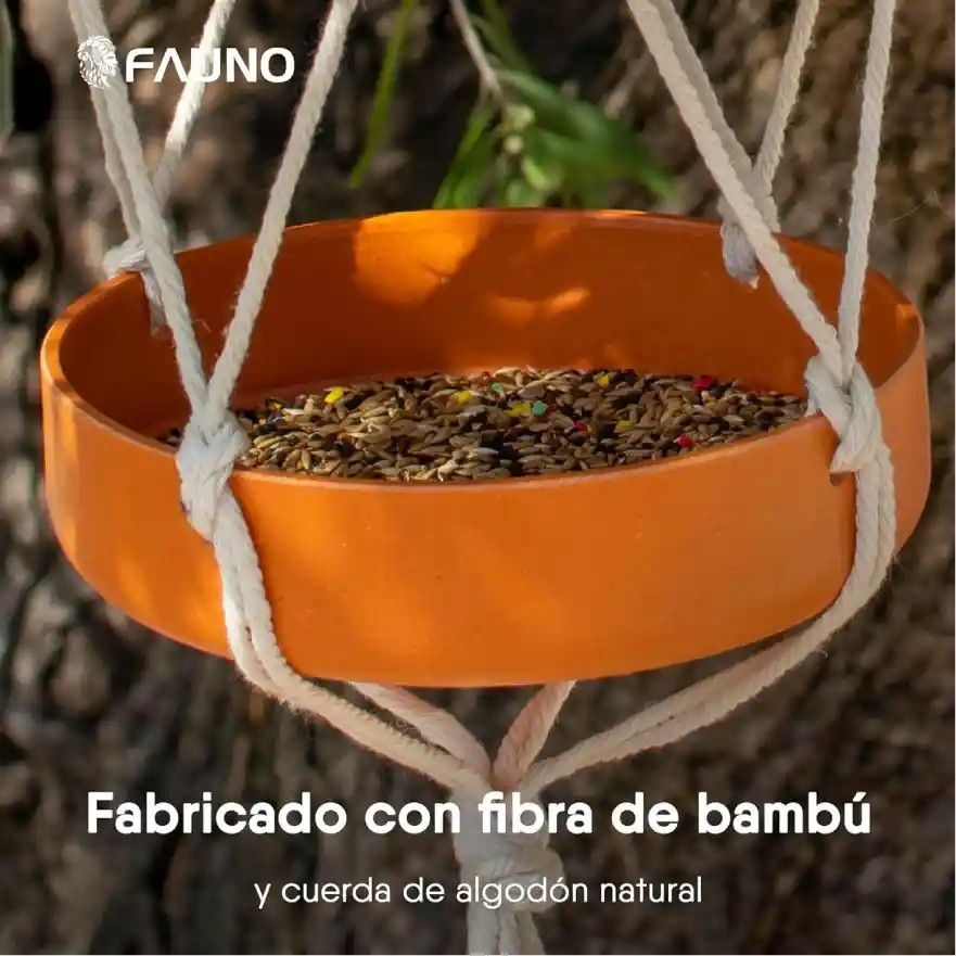 Imagen lifestyle Amazon de comedero para pájaros Fauno
